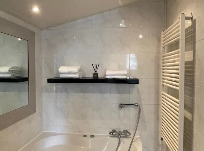 Gezellige Knusse Met Bubbelbad * هاوْسِن